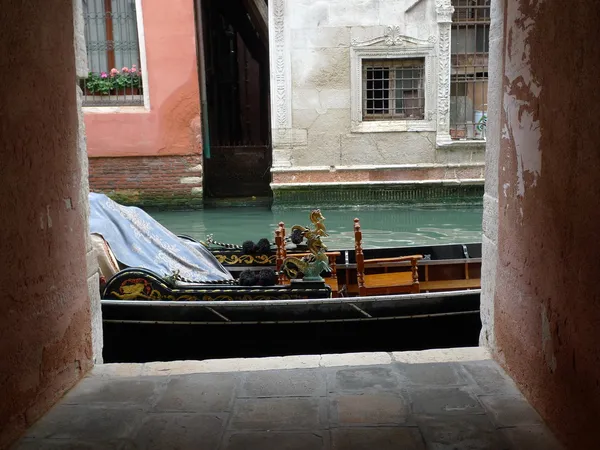 Gondola in canal — Stock Photo, Image