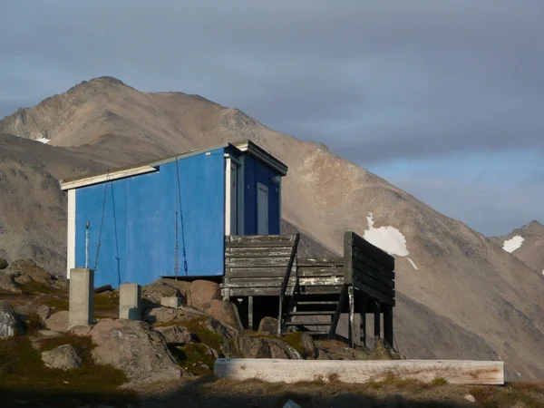 Одинокий голубой дом — стоковое фото