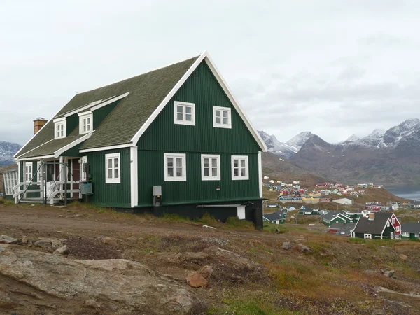 Gröna grönländska house — Stockfoto