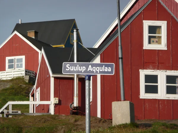 Casas vermelhas em tasiilaq — Fotografia de Stock