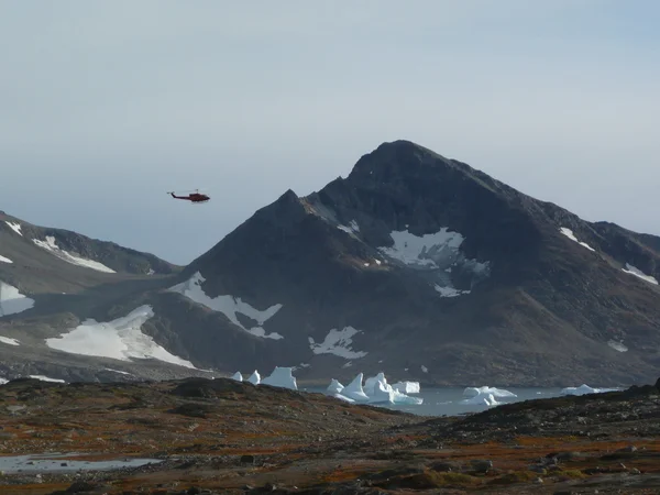 icebergs üzerinde helikopter