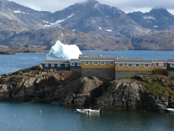 Családi házak és a grönlandi jéghegy Stock Kép