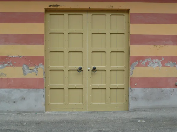 Tür an gestreifter Wand — Stockfoto
