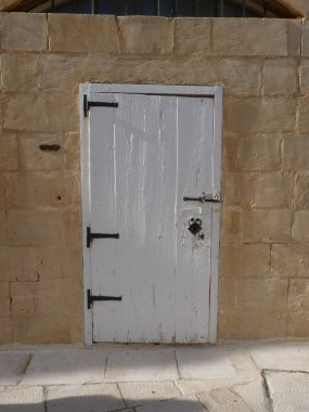 Rıhtımda tekne var.