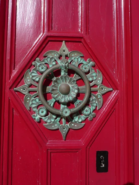 Decorazione su porta rossa — Foto Stock