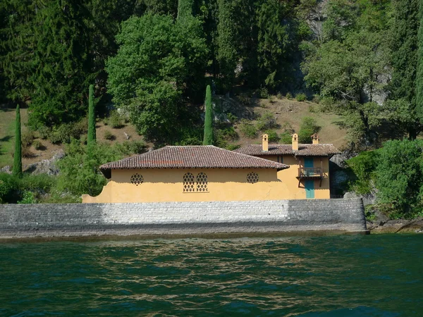 Yellow building on lake como — Stock Photo, Image