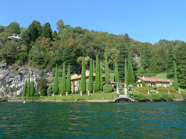 Villa och cypress trädgård — Stockfoto