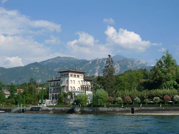 Palazzo sul lago al lago di como — Foto Stock