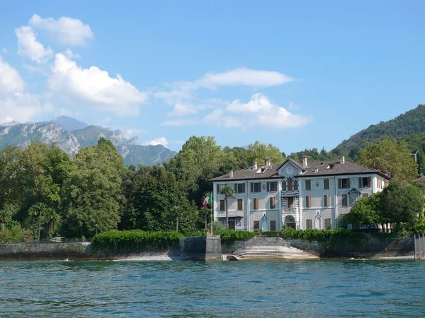 Palazzo sul lago al lago di como — Foto Stock