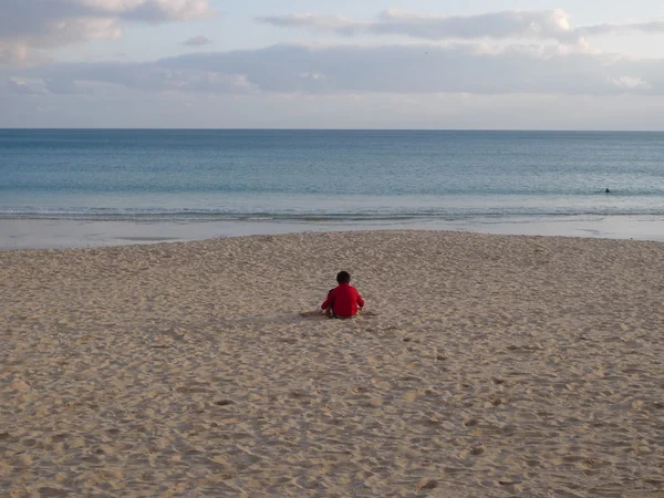 Garçon sur la plage — Photo