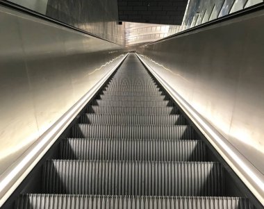 Helsinki metro uzun yürüyen merdiven