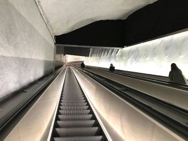 Helsinki metro uzun yürüyen merdiven