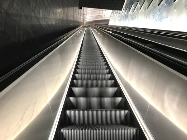Helsinský Metro Dlouhý Eskalátor — Stock fotografie