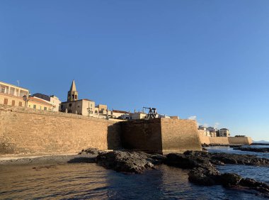 Alghero, Sardinya, İtalya 'daki deniz kenarındaki kalelerin manzarası