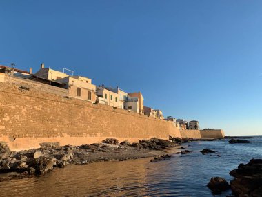 Alghero, Sardinya, İtalya 'daki deniz kenarındaki kalelerin manzarası