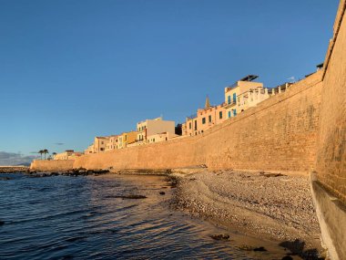 Alghero, Sardinya, İtalya 'daki deniz kenarındaki kalelerin manzarası