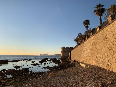 Alghero, Sardinya, İtalya 'daki deniz kenarındaki kalelerin manzarası