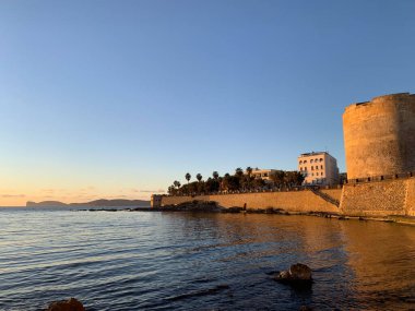 Alghero, Sardinya, İtalya 'daki deniz kenarındaki kalelerin manzarası