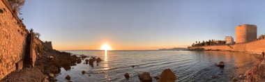 Alghero, Sardinya, İtalya 'daki deniz kenarındaki kalelerin manzarası