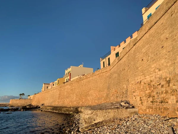 Alghero, Sardinya, İtalya 'daki deniz kenarındaki kalelerin manzarası