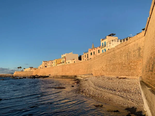 Alghero, Sardinya, İtalya 'daki deniz kenarındaki kalelerin manzarası