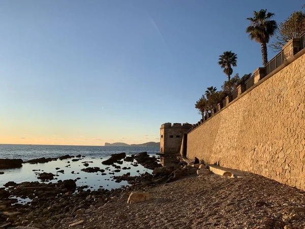 Alghero, Sardinya, İtalya 'daki deniz kenarındaki kalelerin manzarası