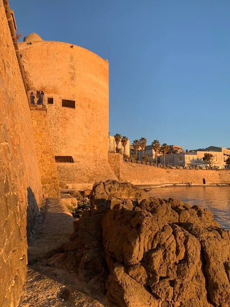 Alghero, Sardinya, İtalya 'daki deniz kenarındaki kalelerin manzarası