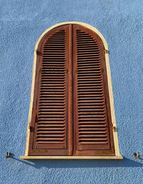 Houten Jaloezieën Blauwe Muur Italië — Stockfoto