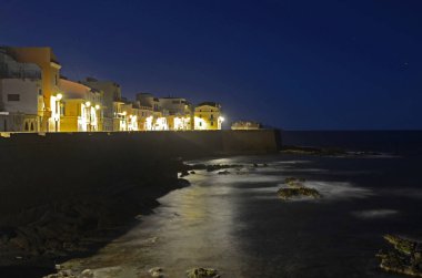 Alghero, Sardinya, İtalya 'daki deniz kenarındaki kalelerin gece görüşü