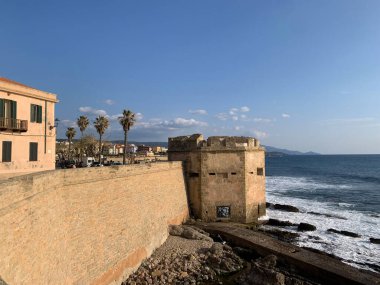 Alghero, Sardinya, İtalya 'daki deniz kenarındaki kalelerin manzarası