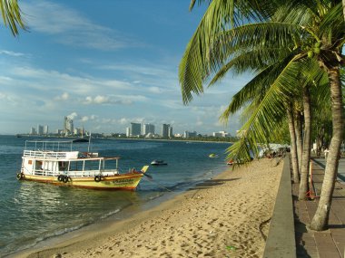 Geziyoluna Pattaya, Tayland plaj yanındaki tekne
