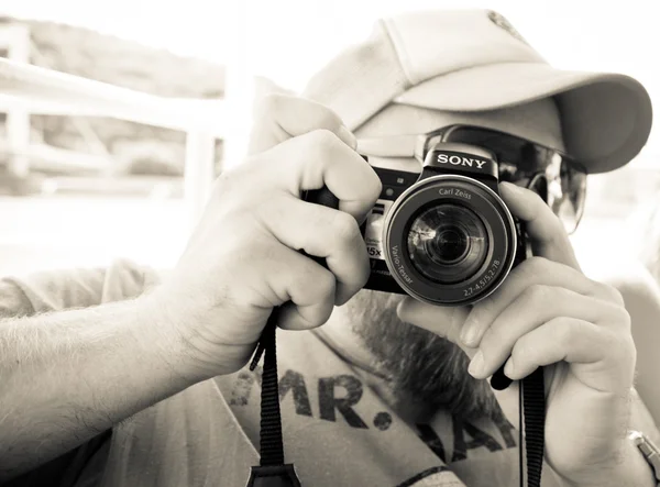 Giovane uomo con macchina fotografica — Foto Stock