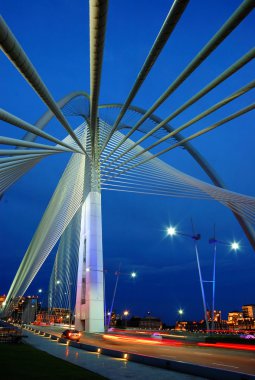 Bridge koyu mavi gökyüzü ile akşam asılı