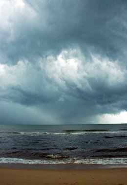 Yağmur / yan ya da plaj denizde fırtına