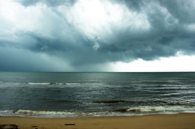 Yağmur / yan ya da plaj denizde fırtına