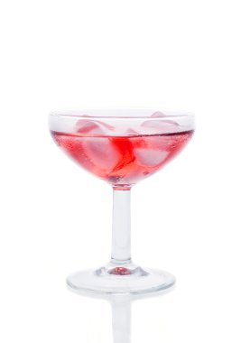 Beyaz arka plan ile serin kırmızı şarap