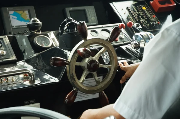 kontrol odasında bir tekne pilot Kaptan