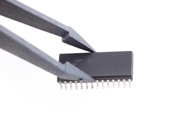 Sosteniendo un chip de circuito integrado con fondo blanco —  Fotos de Stock