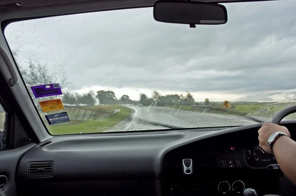 yolda ağır yağmurlu gün