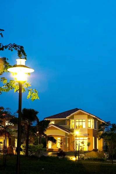 Casa com luzes cena noturna — Fotografia de Stock
