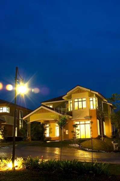Huis met lichten nachtbeeld — Stockfoto