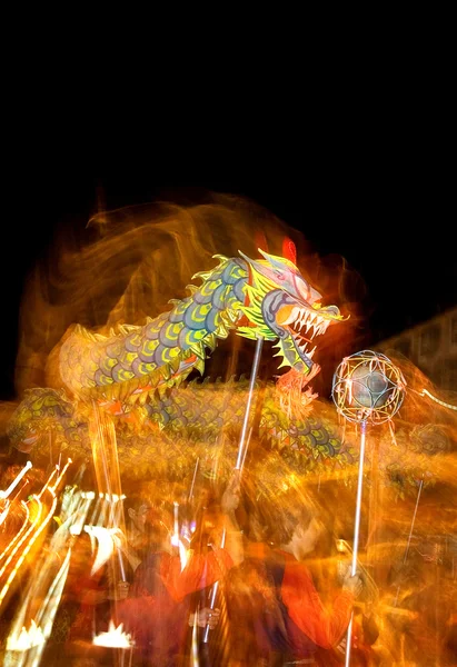 Motion blur geleneksel Çince dragon dance gecede gerçekleştirme