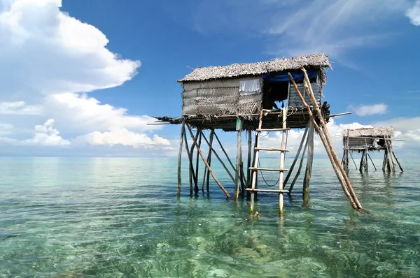 Cabana de madeira do pescador de Bajau — Fotografia de Stock