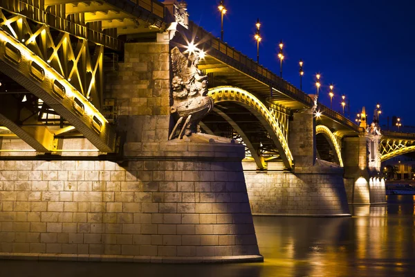 Beautifully lit Margaret bridge over the Danube at dusk in Budap — Stock Photo, Image