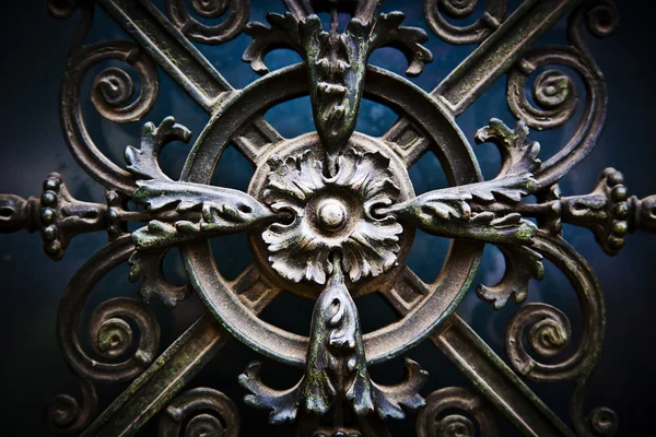 bir büyük cahtedral'ın kapısını metalden yapılmış güzel, dekoratif antika çiçekler