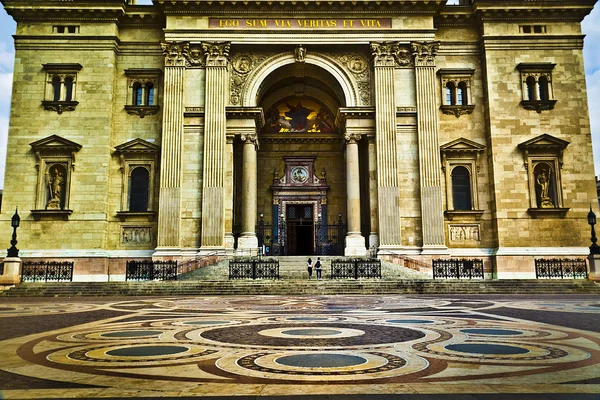 L'entrée de la basilique Saint-Étienne dans l'historique et la place en face de lui dans la vieille ville de la belle Budapest, Hongrie — Photo