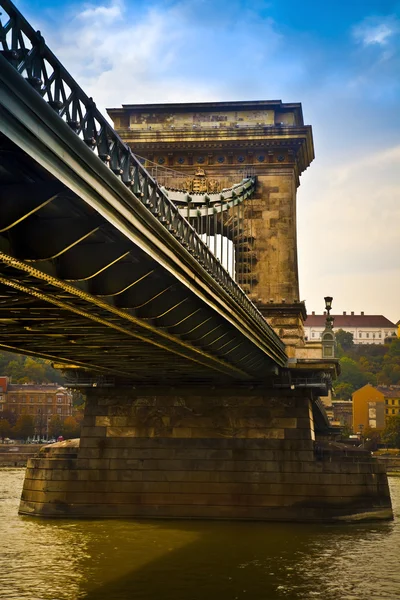 A Széchenyi Lánchíd egy gyönyörű, dekoratív függőhíd, amely felöleli a Duna, Budapest, Magyarország fővárosa. — Stock Fotó