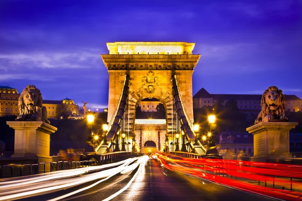 Oświetlone szechenyi chain Bridge jest most wiszący, który obejmuje Dunaju piękne, ozdobne Budapesztu, stolicy Węgier w nocy — Zdjęcie stockowe