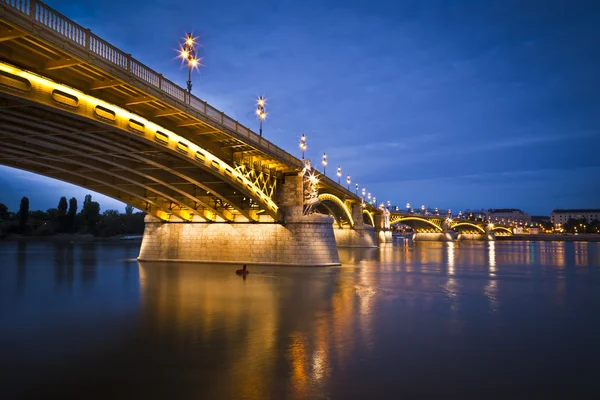 Szépen világít Margit híd a Duna felett alkonyatkor Budapest, Magyarország — Stock Fotó