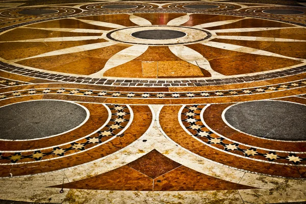 Mosaico frente a la Basílica de San Esteban, en Budapest, que es la capital de la hermosa Hungría decorativa Imágenes de stock libres de derechos